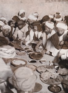 Yemek yiyen Arap köylüler, Filistin (b/w fotoğraf) by American Photographer