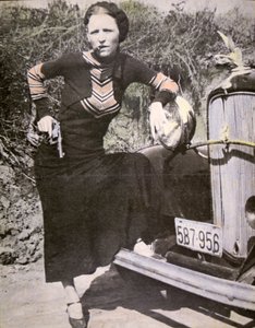 Bonnie Parker bir silah ve puro ile 