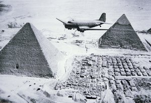 Mısır piramitlerinin üzerinde uçan C-47 by American Photographer