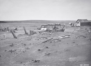 Toz ve kumun altında kalan araba ve tarım makineleri, Dallas, Güney Dakota by American Photographer