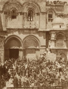 Kutsal Kabir Kilisesi, Kudüs, avlusu Paskalya için toplanmış hacılarla dolu, 1898-1911 by American Photographer
