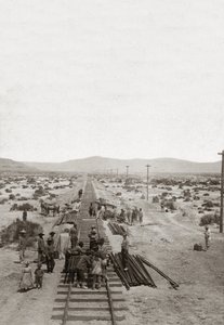 1869'da Central Pacific Demiryolları inşaatı - Nevada - İlk Kuzey Amerika kıtalararası demiryolunu inşa etmek için Central Pacific Company'nin demiryolu hatlarını inşa eden işçiler. (Orta Pasifik Demiryolu şirketi) by American Photographer