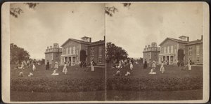 Konağın Önü ve çimenlik, Oneida Topluluğu, New York Eyaleti, 1870 dolayları by American Photographer