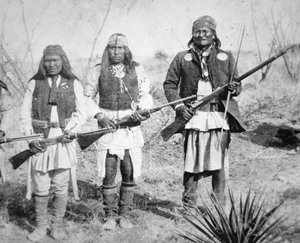 Geronimo ve üç Apaçi savaşçısı by American Photographer