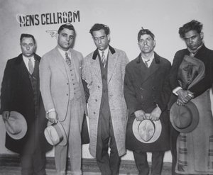 Joe Aiello (1891-1930) uşaklarıyla birlikte polis nezaretinde by American Photographer