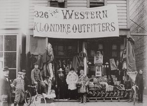 Klondike Outfitters mağazası, Cordova Street, Vancouver 1897 (s/b fotoğraf) by American Photographer