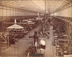 Machinery Hall, South Avenue, Philadelphia Centennial Uluslararası Sergisi, 1876 (gümüş albümen baskı) by American Photographer