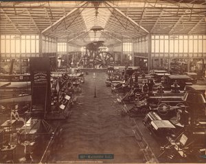 Kuzey ucundan Makine Salonu, Philadelphia Centennial Uluslararası Sergisi, 1876 (gümüş albümen baskı) by American Photographer