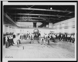 Beden eğitimi sınıfındaki erkek Kızılderili öğrenciler, Carlisle Indian School, Pennsylvania, c.1901-03 (s/b fotoğraf) by American Photographer