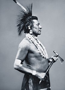 Tomahawk borulu Osage Kabile Savaşçısı, 1875 dolayları (s/b fotoğraf) by American Photographer