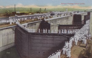 Panama Kanalı, Gatun Kilitlerini Ziyaret Eden Denizciler (renkli fotoğraf) by American Photographer