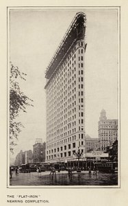 "Flat-Iron" Tamamlanmak Üzere (b/w fotoğraf) by American Photographer