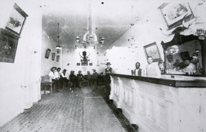 The Long Branch Saloon, Dodge City, Kansas, 1880 dolayları (s/b fotoğraf) by American Photographer