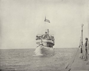 Balina Sırtlı Buharlı Gemi by American Photographer