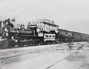 bayraklı tren by American Photographer