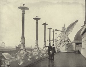 Yönetim Kubbesi Altında by American Photographer