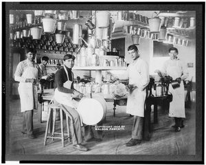 Kovalar, küvetler, sulama kapları ve diğer metal eşyalarla metal işleme atölyesindeki genç Kızılderili erkekler, Carlisle Kızılderili Okulu, Pensilvanya, c.1904 (s/b fotoğraf) by American Photographer