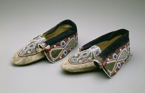 Mokasen, Chippewa, c.1835 (güderi, cam boncuklar, pamuk, ipek kumaş ve kurdele) by American School