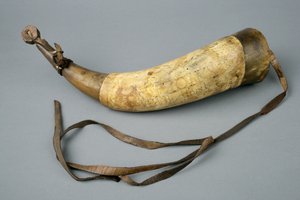 Toz Korna, kayışlı ve stoperli, 1773 (boynuz, ahşap, deri ve metal)