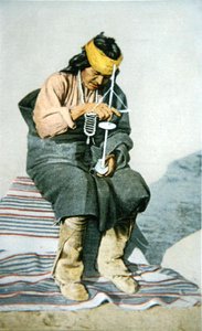Pueblo adam turkuaz deliyor, c.1905 (renkli taş) by American School