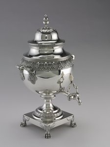 Harvey Lewis tarafından üretilen Çay Urn, 1811-25 by American School