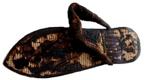 Bağlı mahkumlar ve sema-tawy sembolleri ile süslenmiş Tutankhamuns sandalı, 14. yüzyıl. M.Ö