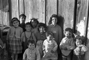 ÇEŞITLI YAŞLARDAKI ÇOCUKLAR by Ando Gilardi
