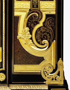Louis XIV ormolu monte edilmiş minyon gardıroptan satir maskeli bir C-scroll parke kaidesinin detayı