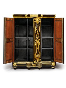 Louis XIV petit armoise, c.1700-10 (ormolu, pirinç, bağa, abanoz ve kakmacılık)