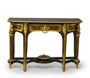 Eşleşen bir çift Louis XIV ayak masasından biri, c.1710 (ormolu monte ve Boulle pirinç işlemeli bağa) (ayrıca bkz. 469014 ve 469015)