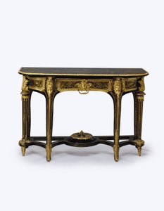 Bir çift ormolu monteli kahverengi bağa ayaklı sehpalardan biri, c.1710 (ormolu, pirinç kakma, bağa ve deri) (ayrıca bkz. 360580)
