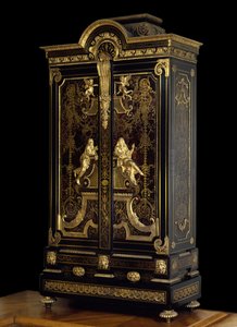 Louis XIV tarzı mobilyalar (1661-1715): Gardırop, Andre Boulle (1642-1732) Vers 1710 Paris tarafından meşe, abanoz ve yaldızdan yapılmış Aspasie ve Socrates figürlerini süslüyor. Louvre müzesi