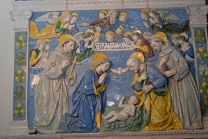 Aziz Francis ve Aziz Anthony ile Doğuş, Andrea Della Robbia tarafından sırlı pişmiş toprak, La Verna kutsal alanı, Chiusi della Verna, Toskana, İtalya