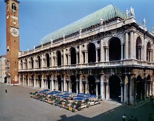 1549-1614 yılları arasında inşa edilen Palladiana Bazilikası'nın cephesinin görünümü