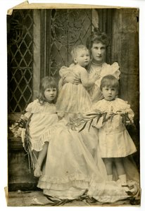 Düşes Evelyn ve üç çocuğu, 1899 dolayları (s/b fotoğraf)