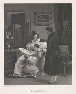Bir resim albümünü inceleyen bir aile ile iç mekan L