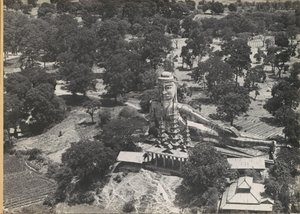 Havadan görülen uzanmış Buda heykeli ve pagoda by Anonymous
