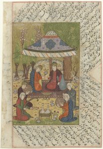 Erkek ve kadın bir bahçede bir gölgelik altında, önlerinde dört müzisyen Nizami