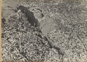 Havadan görülen bir kale ile şehir by Anonymous
