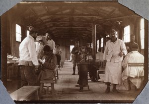Birinci Dünya Savaşı 1914-1918: Fransız yaralı askerleri için soyunma odası. Couville dans la Manche, Aşağı Normandiya (Aşağı Normandiya), Fransa. Anonim fotoğrafçılık Mayıs 1917. Özel koleksiyon, Stella. by Anonymous Anonymous