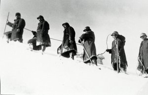 Birinci Dünya Savaşı: Bir çıkış sırasında İtalyan dağ avcıları (alpino veya alpini) by Anonymous Anonymous