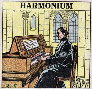 Müzik aletleri: kalçada nefesli çalgılar. Bir kilisede harmonium çalar. 1925