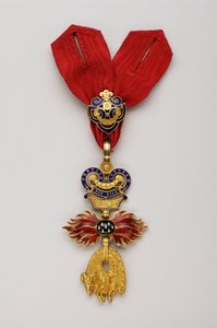 Altın Post Nişanı: Avusturya Altın Postu - İndirgenmiş rozet - 1850-1900 - Altın ve emals - Y: 7,6 cm; Genişlik: 4,5 cm; Ağırlık: 42 g - Özel koleksiyon by Anonymous Anonymous