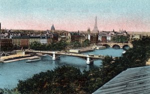 Paris: arka planda Eyfel Kulesi ile Seine panoraması. Paris şehrinin “Sanatsal Albümü”ndeki 1920 fotoğrafı. Özel koleksiyon. by Anonymous Anonymous