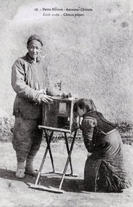 Petity metier: resim kutusu olan gezgin bir şovmen 20. yüzyılın başı fotoğrafçılığı - Özel koleksiyon by Anonymous Anonymous