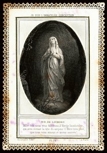 Dindar görüntü: “” Our Lady of Lourdes”” Dentelee kartı. 19. yüzyıl. Özel koleksiyon by Anonymous Anonymous