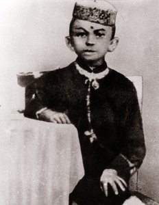 Siyasi lider Mohandas Karamchand Gandhi (1869-1948) çocuğunun portresi - 1875 civarında fotoğraf by Anonymous Anonymous