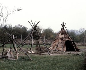 Bir Galyalı köy çadırının yeniden inşası. Burgonya Archeodrome by Anonymous Anonymous