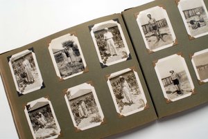 1925 civarında bir fotoğraf albümünün (fotoğrafik) natürmortu. by Anonymous Anonymous
