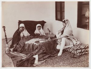 Haremde yatan bayanlar (gümüş albümen fotoğraf)